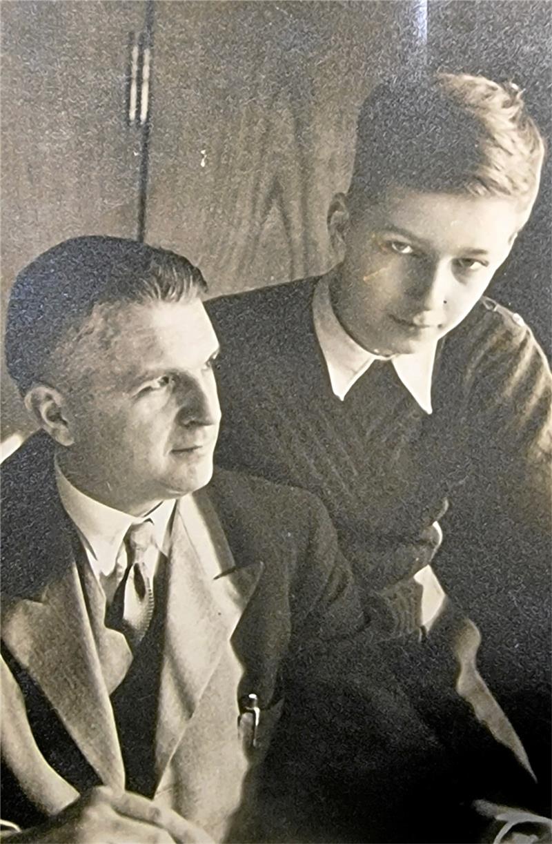 Vor 50 Jahren stirbt Goslars Ehrenbürger Dr. Otto Fricke Otto Fricke senior und junior: Wohl kein Bild drückt die über den Tod des Vaters hinausgehend enge Verbindung besser aus. Foto: Privat