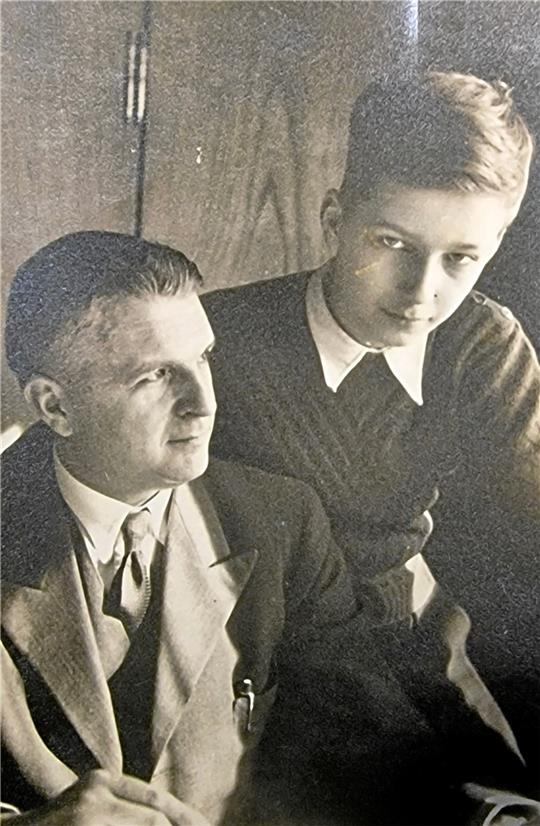 Otto Fricke senior und junior: Wohl kein Bild drückt die über den Tod des Vaters hinausgehend enge Verbindung besser aus. Foto: Privat