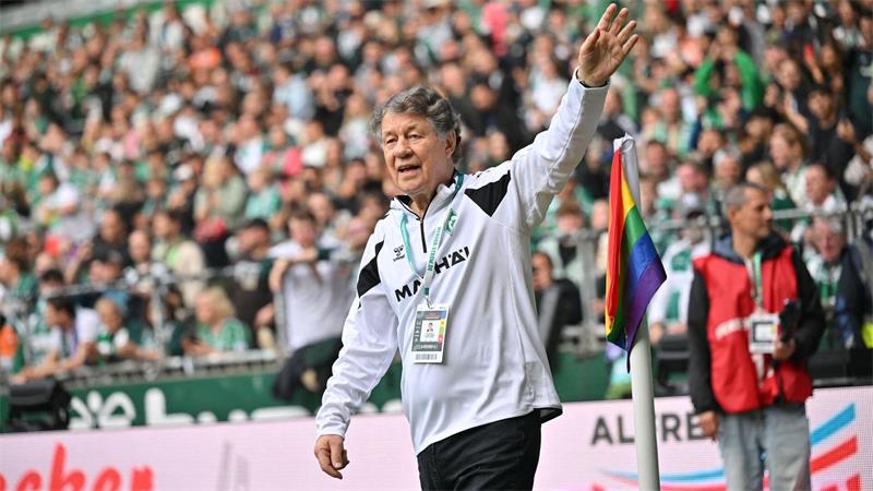 100 Jahre Weserstadion: Rehhagel feiert Trainer-Comeback Otto Rehhagel wurde von den Fans gefeiert.
