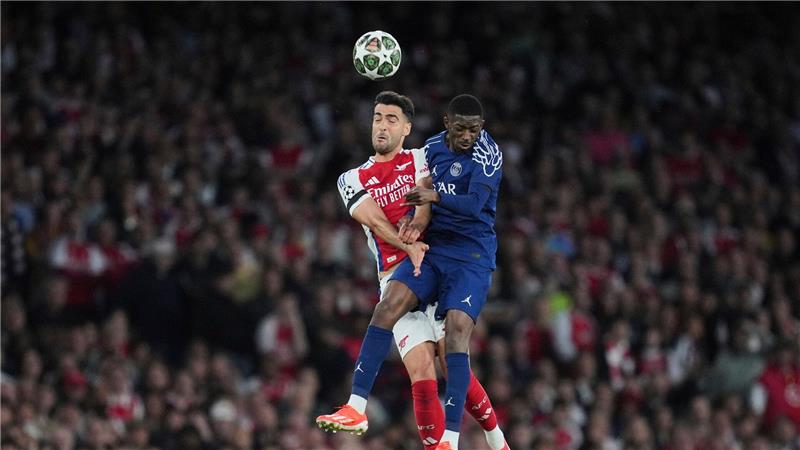 Ousmane Dembélé (r) von Paris Saint-Germain hat sich in der Partie gegen den FC Arsenal leicht verletzt.