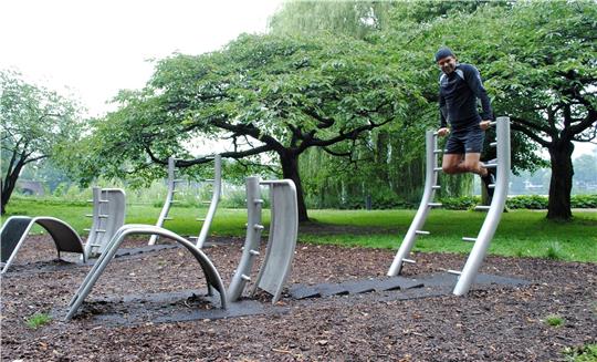 Outdoor-Fitnessparks gibt es in vielen Städten – und bald, einer Förderung sei Dank, auch in Liebenburg. Foto: dpa