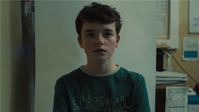 „Adolescence“ holt „Dahmer“ ein Owen Cooper spielt Jamie Miller in der britischen Netflix-Serie „Adolescence“. Die vierteilige Serie ist seit fast vier Wochen (13.3.) auf Netflix verfügbar.