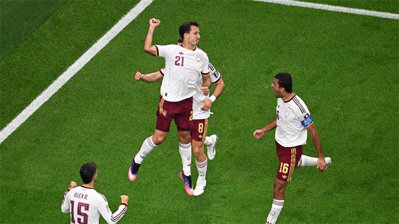 Oyarzabal (Mitte) bejubelte seinen Elfmetertreffer zum 1:0 ausgelassen.