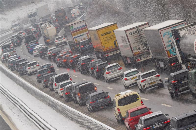 PKW, Busse und LKW stehen auf der Autobahn A8 am Irschenberg im Stau.