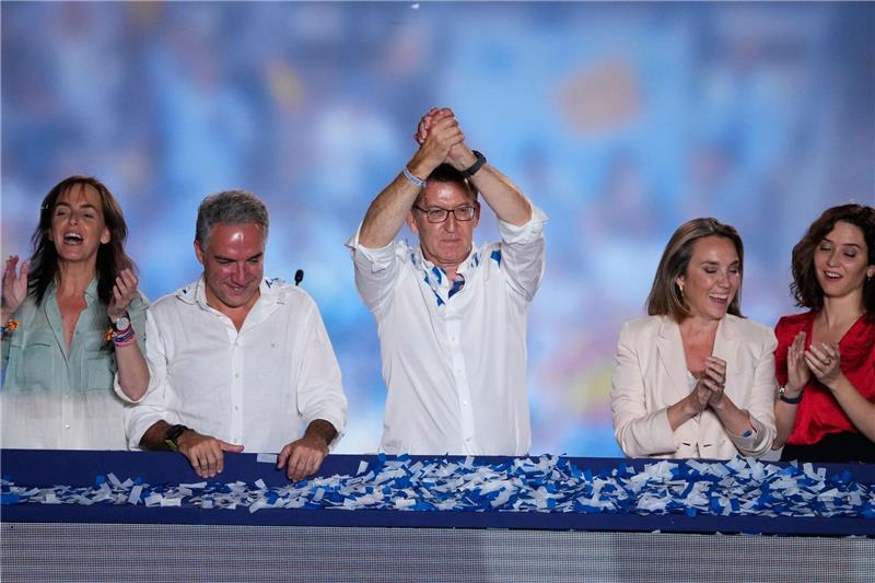 Wahl in Spanien ohne klaren Sieger - Wiederholung möglich PP-Spitzenkandiat Alberto Núñez Feijóo wendet sich nach den Parlamentswahlen an seine Anhänger vor der Parteizentrale.