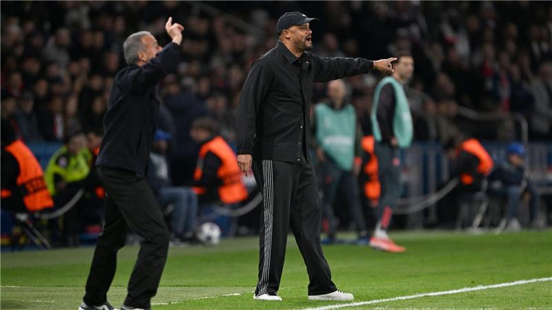 Bayern triumphieren nach Díaz-Doppelpack und Rot in Paris PSG-Coach Luis Enrique (l) und Bayern-Trainer Vincent Kompany in Aktion am Spielfeldrand.