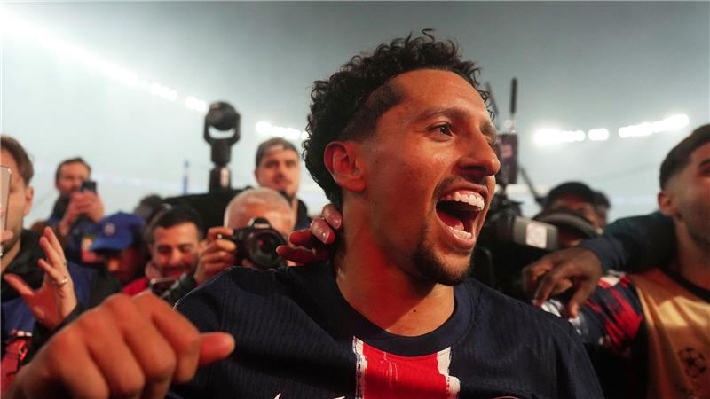 Seitenhieb gegen Mbappé: Paris‘ neue Champions-League-Helden PSG-Kapitän Marquinhos jubelt mit den Fans.