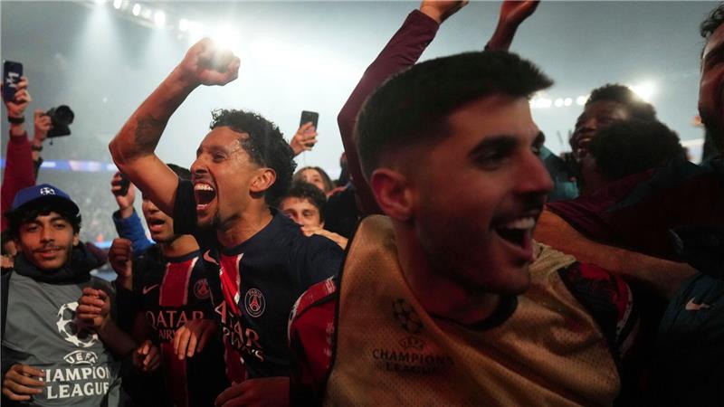 PSG-Spieler feiern nach dem Sieg gegen den FC Arsenal im Halbfinale der Champions League.