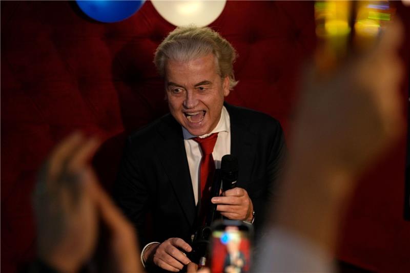 Rechtspopulist Wilders strebt nach Wahlsieg Koalition an PVV-Chef Geert Wilders wird nach Bekanntgabe der Wahlprognose in Den Haag von Anhängern gefeiert.