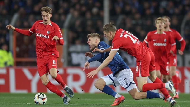Aus beim Drittligisten: Freiburg blamiert sich in Bielefeld Packende Duelle, Elfmeter und Tore für den Außenseiter: Die Fans sehen in Bielefeld ein ereignisreiches Pokalspiel.