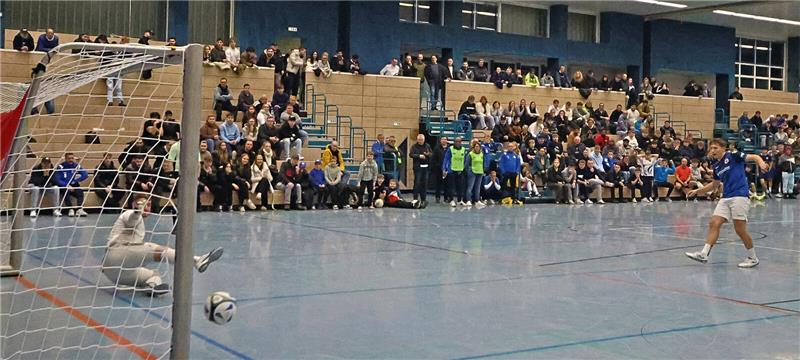 Packende Spiele vor voller Hütte