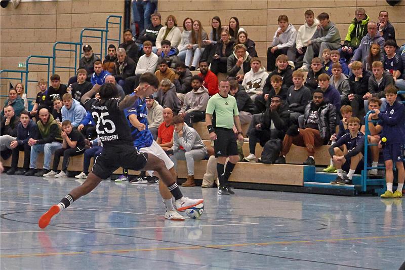 Packende Spiele vor voller Hütte