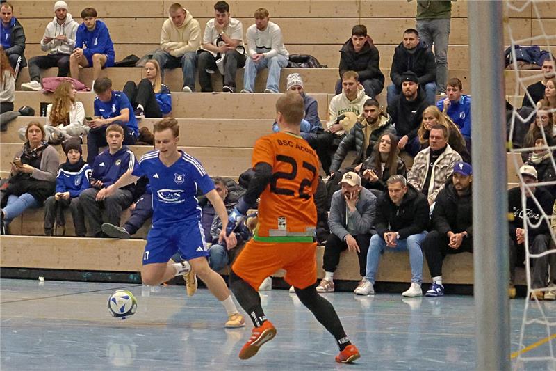 Packende Spiele vor voller Hütte