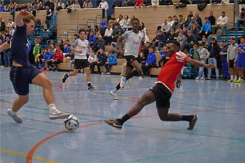 Packende Spiele vor voller Hütte