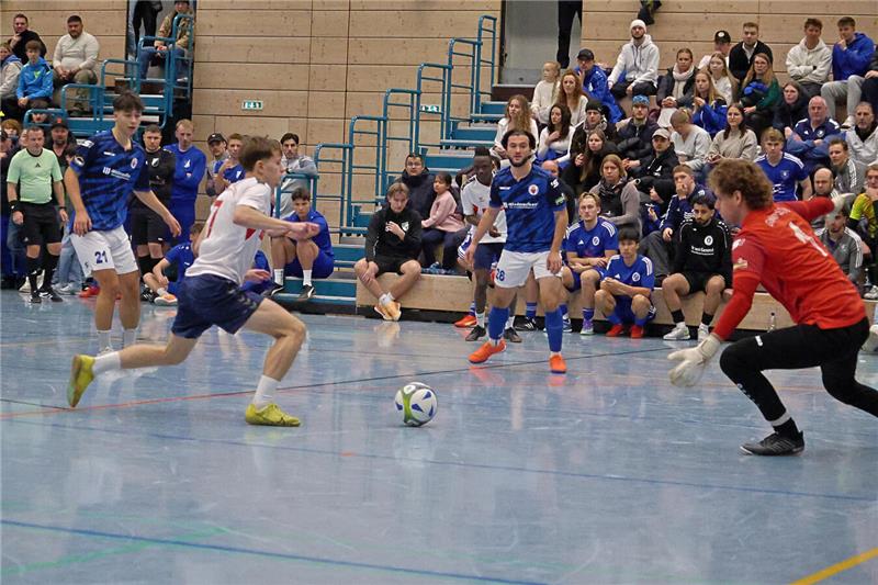 Packende Spiele vor voller Hütte