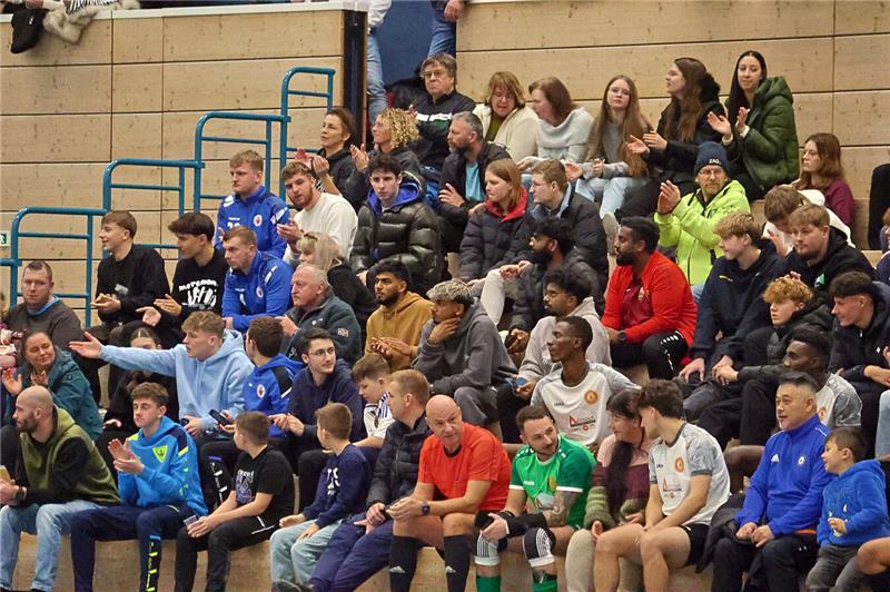 Packende Spiele vor voller Hütte