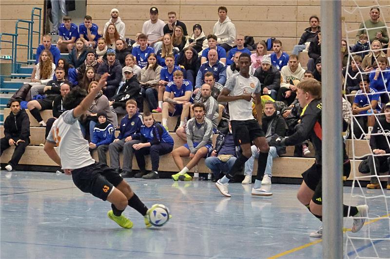 Packende Spiele vor voller Hütte