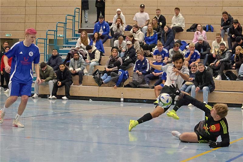 Packende Spiele vor voller Hütte