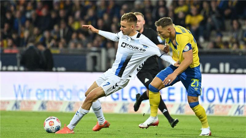 Paderborn Torschütze Filip Bilbija (l) im Zweikampf mit dem Braunschweiger Sven Köhler.