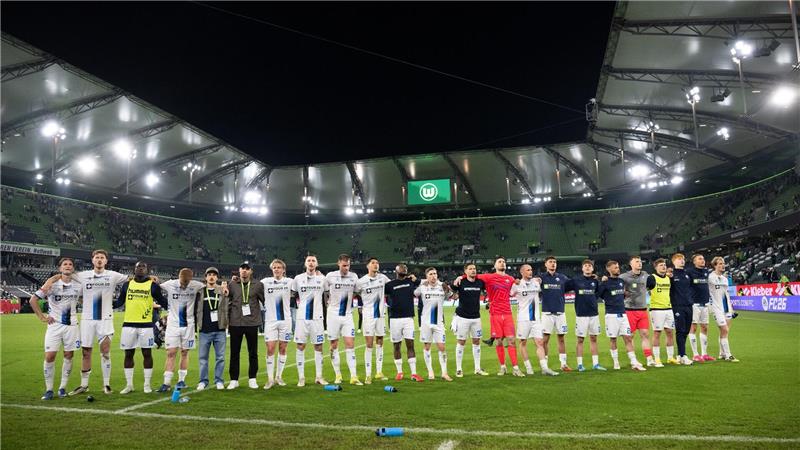 Aufstiegstraum lebt: Paderborner Weg vor Krönung? Paderborner Freude über das 0:0 in Wolfsburg.
