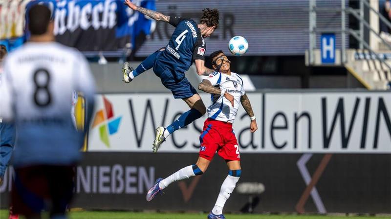 Vertane Chance im Aufstiegsrennen: HSV verliert in Paderborn Paderborns Calvin Brackelmann (l) und Hamburgs Davie Selke kämpfen um den Ball.