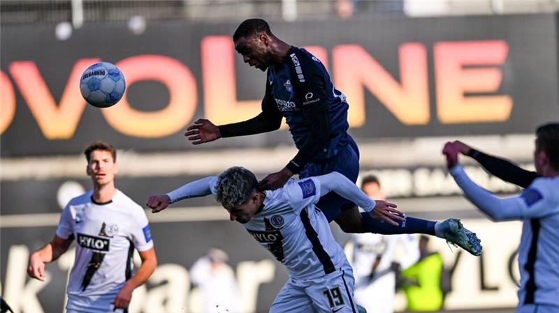 Paderborn nach Sieg in Elversberg weiter an der Spitze Paderborns Ilyas Ansah (oben) kommt gegen den Elversberger Lukas Pinckert zum Kopfball.
