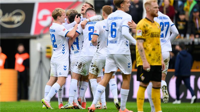 Paderborn setzt Siegesserie in Dresden fort Paderborns Spieler umjubeln Mika Baur (SC Paderborn) nach seinem Tor zum 1:2.