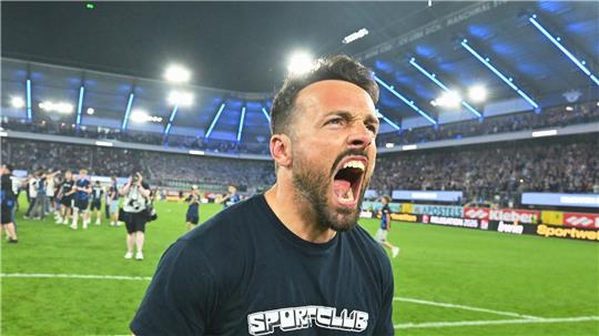 Paderborns Trainer Ralf Kettemann bejubelt den Aufstieg.