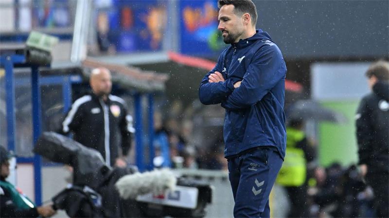 Hoeneß erleichtert: Stuttgarter Arbeitssieg in Paderborn Paderborns Trainer Ralf Kettemann konnte mit der Leistung seines Teams nicht zufrieden sein.