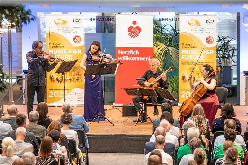 Paganini-Ensemble: Energiegeladen, rasant und charmant „Paganini Pur“ beim internationalen Musikfest Goslar – Harz: In der Sparkassenpassage spielt das Paganini Ensemble Wien auf. Es besteht aus Mario Hossen (von links), Marta Potulska, Alexander Swete und Liliana Kehayova. Fotos: Schenk