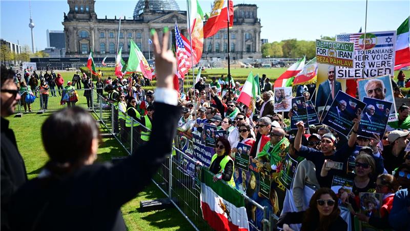 Pahlavis Unterstützer demonstrierten am Bundestag.