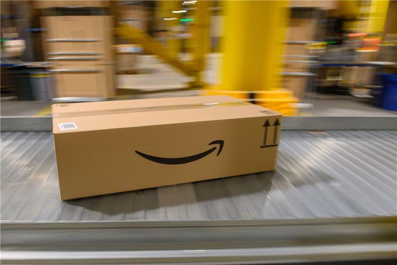 US-Wettbewerbsbehörde reicht Kartellklage gegen Amazon ein Paket auf einem Förderband im Amazon-Logistikzentrum in Sülzetal.
