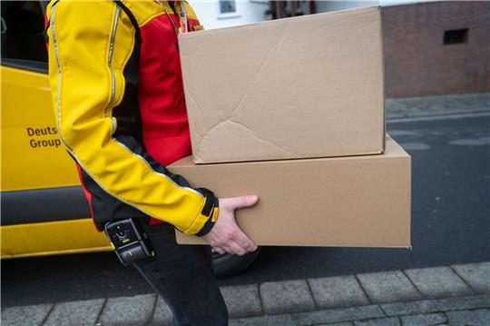 Pakete, die mehr als 20 Kilogramm wiegen, sollen künftig nicht mehr von einem allein geschleppt werden müssen.