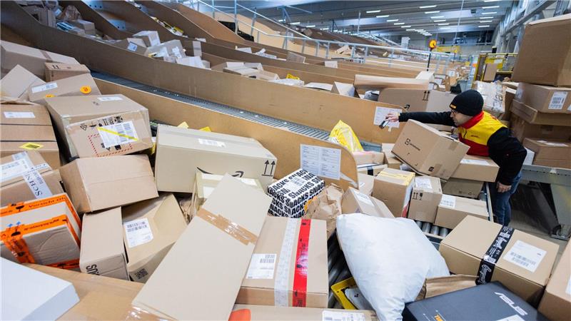 Paketfluten aus dem Ausland nehmen vor Weihnachten zu. (Symbolbild)