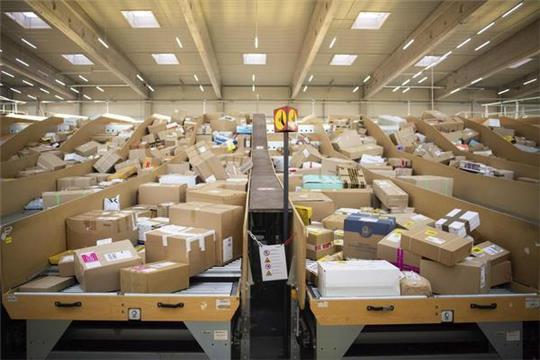 Paketzentrum von DHL: Retouren haben 2021 etwa 795.000 Tonnen CO2 verursacht.
