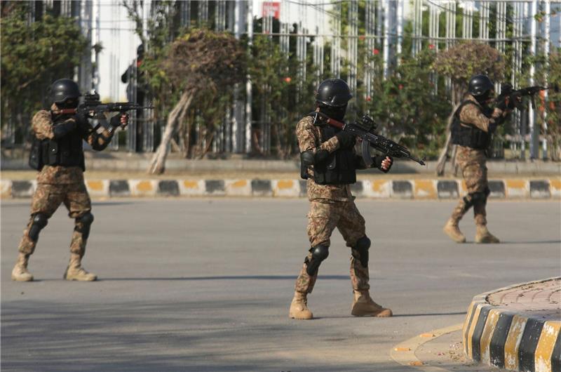 Pakistanische Polizisten patrouillieren, um die Sicherheit zu gewährleisten. (Symbolbild)