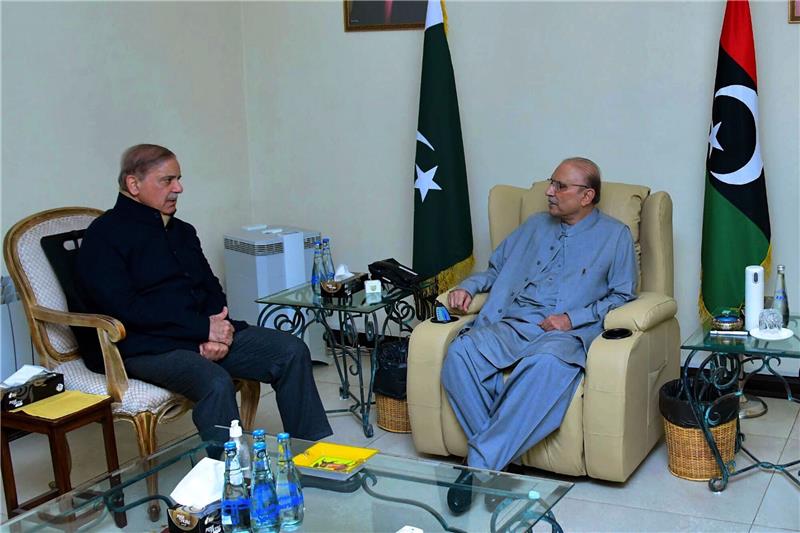 Zardari als Präsident Pakistans vereidigt Pakistans Premierminister Shehbaz Sharif (l) zusammen mit dem neu gewählten pakistanischen Präsidenten Asif Ali Zardari.