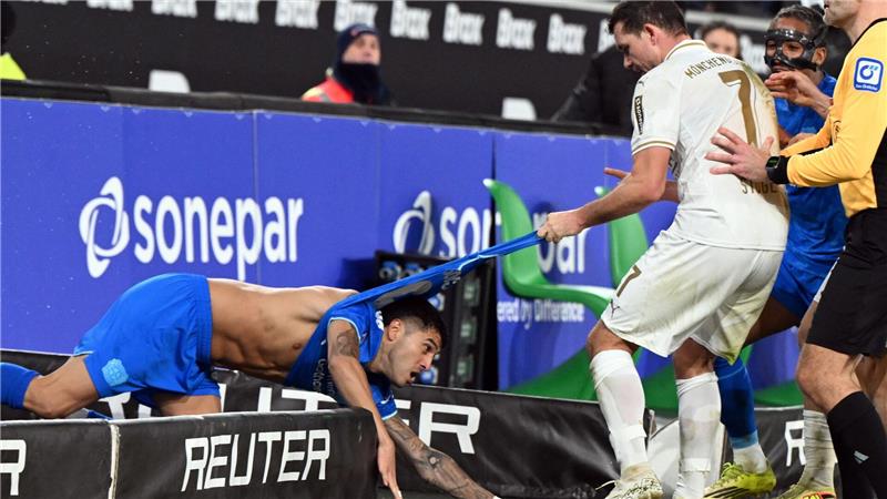 Palacios ohne Trikot - Streit auf dem Platz