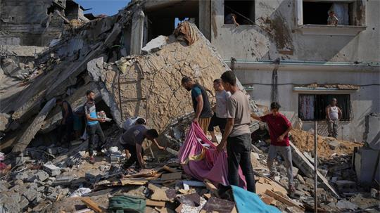 Palästinenser am Ort eines israelischen Luftangriffs im Gazastreifen. (Archivbild)