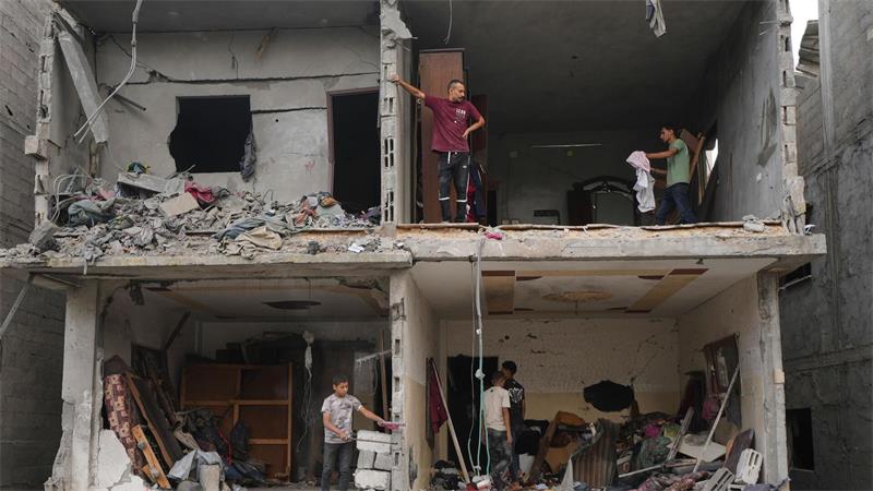 Palästinenser bergen Habseligkeiten aus zerstörtem Gebäude in Gaza