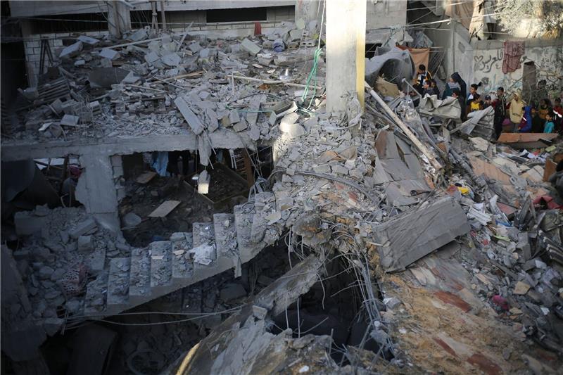 Gazastreifen: Wütende Palästinenser protestieren gegen Hamas Palästinenser betrachten die Zerstörung nach einem israelischen Angriff.