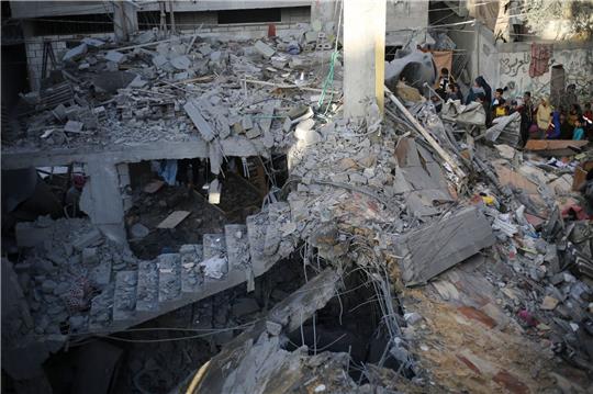 Palästinenser betrachten die Zerstörung nach einem israelischen Angriff.
