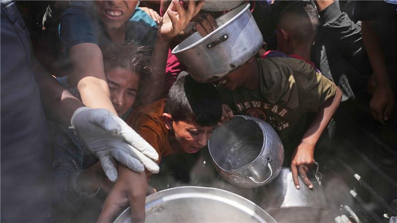 Israel bereitet Verschärfung der Gaza-Angriffe vor Palästinenser erhalten Lebensmittel in Beit Lahia.