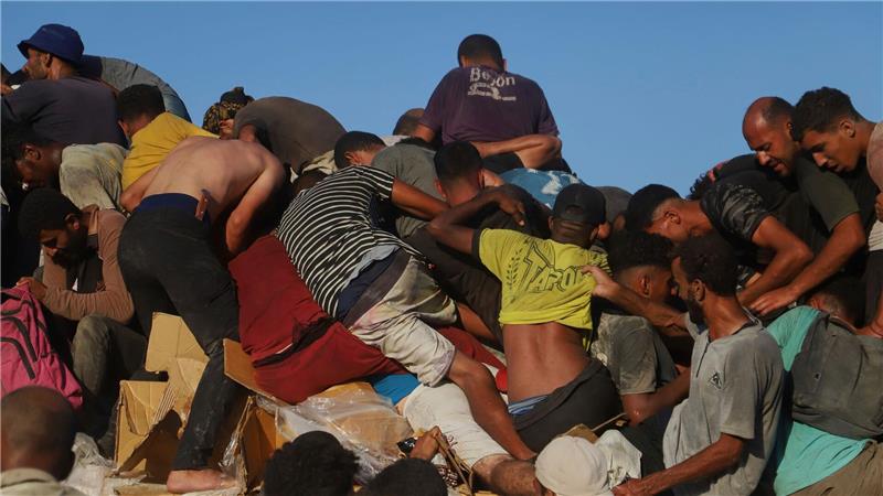 Bilder des Tages Palästinenser fahren auf einem mit Lebensmitteln und humanitärer Hilfe beladenen Lastwagen durch den Morag-Korridor in der Nähe von Rafah.