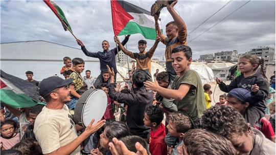 Palästinenser feiern im Lager Nusairat nachdem sich Israel und die Hamas auf die erste Phase eines Friedensplans zur Beendigung der Kämpfe geeinigt haben. 