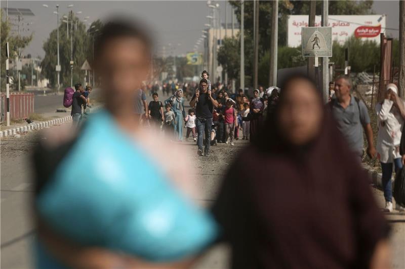 Die ungewisse Zukunft des Gazastreifens Palästinenser fliehen auf der Salah al-Din Straße aus Gaza-Stadt in den südlichen Gazastreifen.