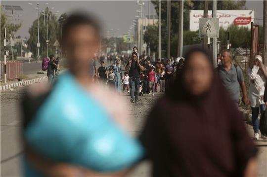 Palästinenser fliehen auf der Salah al-Din Straße aus Gaza-Stadt in den südlichen Gazastreifen.