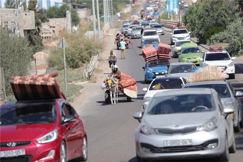 UN-Hilfswerk: Wasser für Menschen im Gazastreifen wird knapp Palästinenser fliehen mit ihren Habseligkeiten aus dem Gazastreifen.