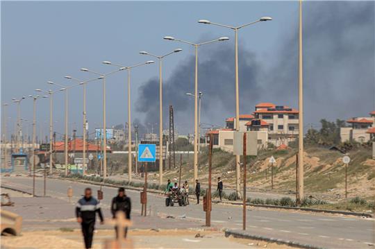 Palästinenser fliehen vor israelischen Luftangriffen aus Gaza-Stadt.