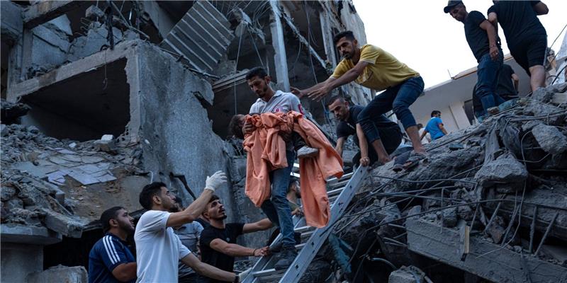UN zu Terror in Nahost: „Gewalt muss beendet werden” Palästinenser haben nach einem israelischen Luftangriff ein junges Mädchen aus den Trümmern eines zerstörten Wohnhauses in Gaza-Stadt gerettet.